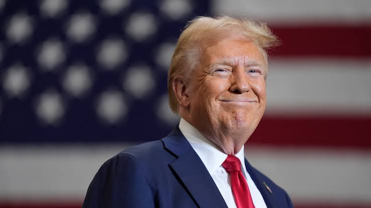 Anuncia Trump aranceles del 25% a Colombia luego aue gobierno de Petro rechazara dos vuelos de migrantes indocumentados