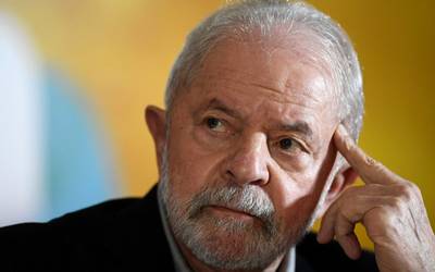 Operan al presidente Lula de Brasil por una hemorragia en la cabeza