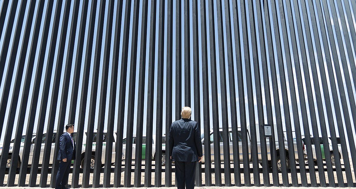 Trump dice que continuará con la construcción del muro fronterizo