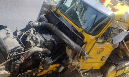 Tráiler embiste a 10 autos en la caseta de la México-Toluca