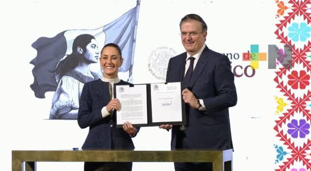 Firma Sheinbaum decreto de aranceles para proteger la industria textil mexicana