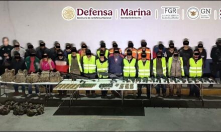 Detienen en Nuevo León a 27 personas con un arsenal y equipo balístico y táctico