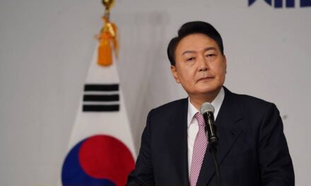 Detiene la policía surcoreana al presidente Yoon Suk-yeol por decretar la ley marcial