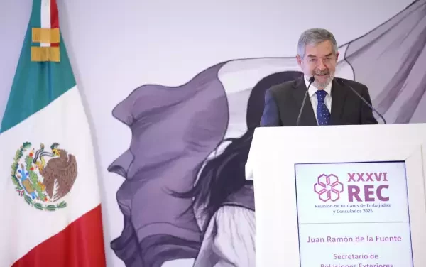 Canciller mexicano pide a consulados defender a migrantes
