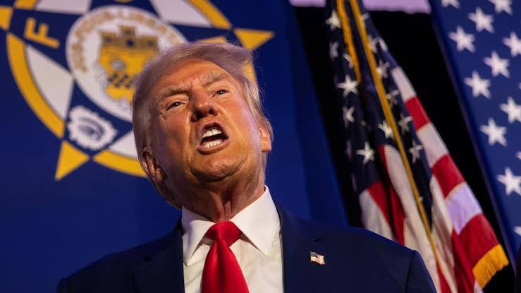 Cumplió: Trump firma imposición de aranceles contra México, Canadá y China