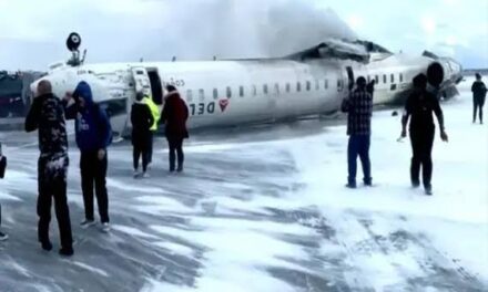 Vuelca avión de Delta Airlines al aterrizar en el aeropuerto Pearson de Toronto