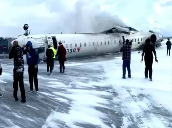 Vuelca avión de Delta Airlines al aterrizar en el aeropuerto Pearson de Toronto