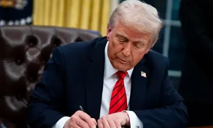 Trump firmó orden ejecutiva para aplazar aranceles y dice que la presidenta Sheinbaum es una “mujer maravillosa”