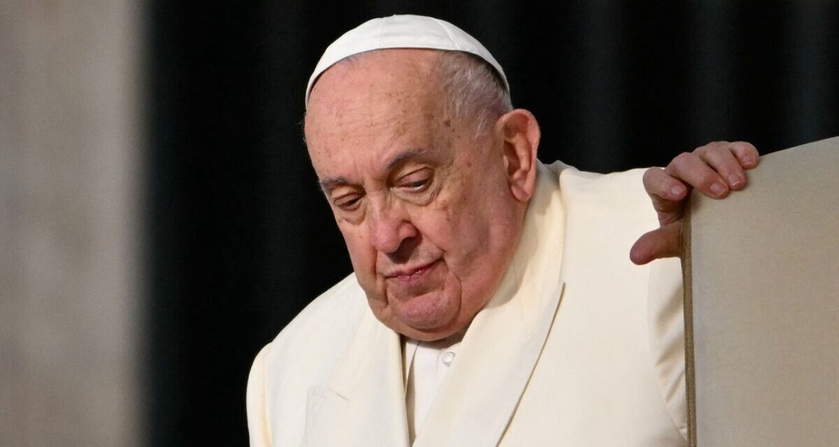 Reportan leve mejoría del Papa Francisco