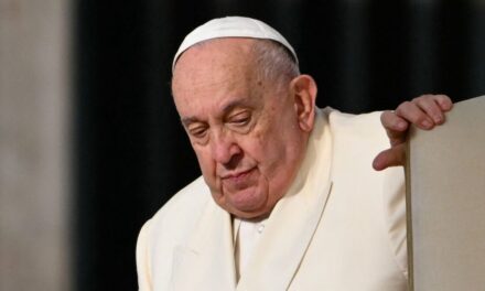 Reportan leve mejoría del Papa Francisco