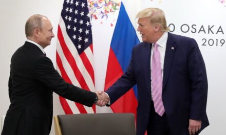 Asegura Trump, tras charla con Putin, que negoció la paz en Ucrania