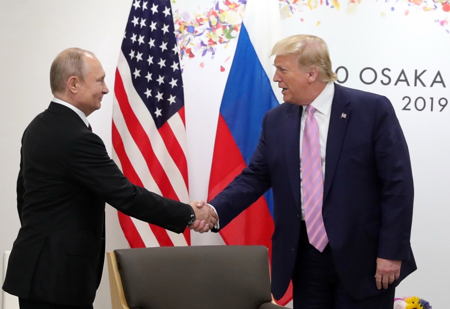 Asegura Trump, tras charla con Putin, que negoció la paz en Ucrania