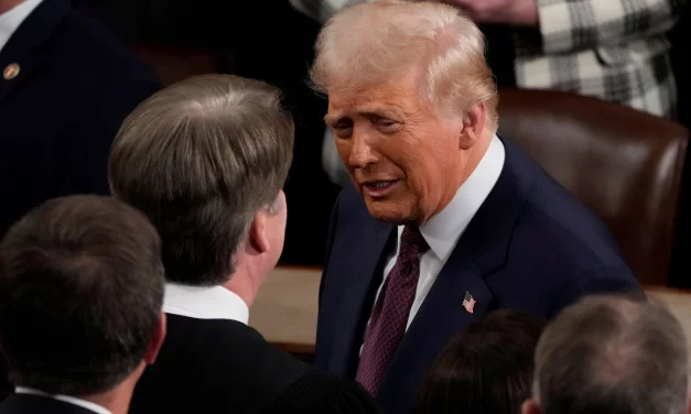 Con un congreso dividido, Trump ofrece mensaje y reafirma su propuesta de la “época dorada” de EE.UU.
