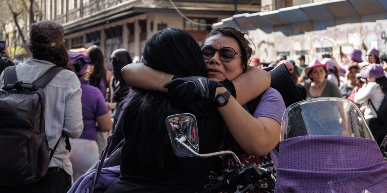 200 mil mujeres marchan en CDMX para conmemorar el 8M