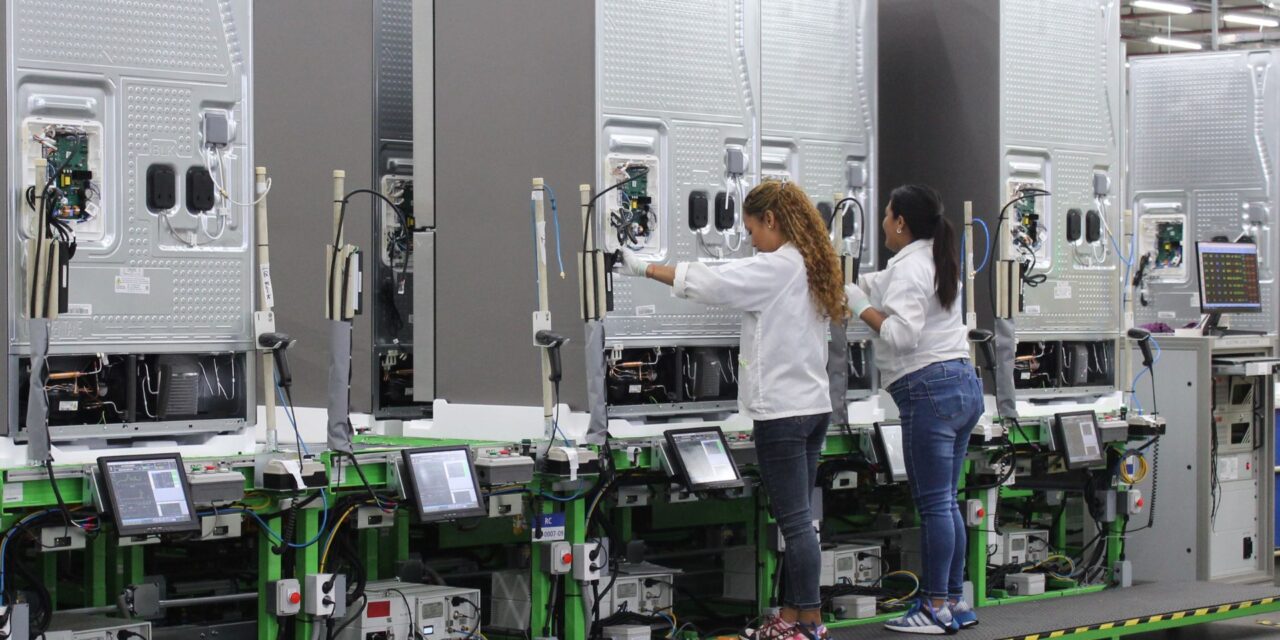 Por aranceles de Trump, Samsung habría suspendido el traslado de su producción de refrigeradores a México desde Corea del Sur