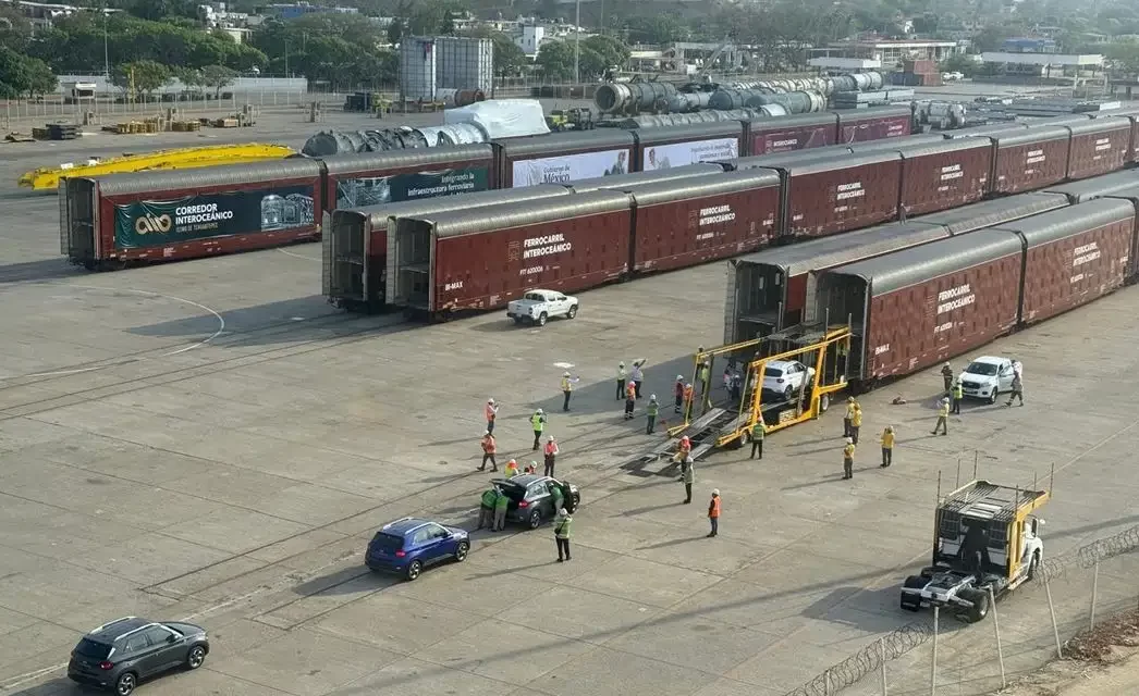 Realizan prueba piloto del Tren Transístmico con traslado de 900 vehículos