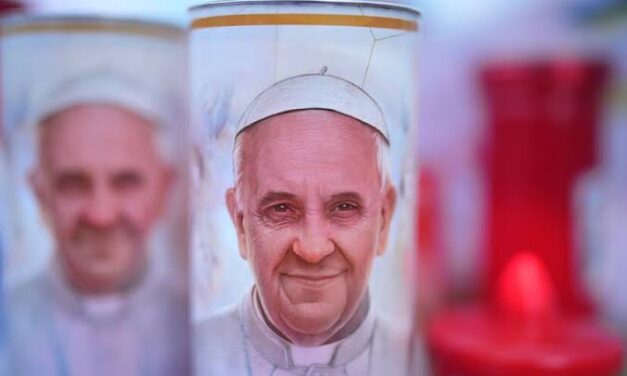 Sugre Papa Francisco dos episodios de insuficiencia respiratoria y reanudan ventilación
