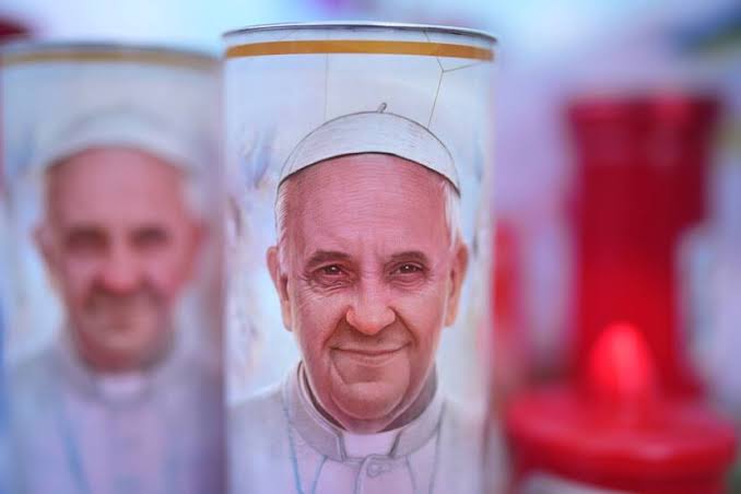 Sugre Papa Francisco dos episodios de insuficiencia respiratoria y reanudan ventilación