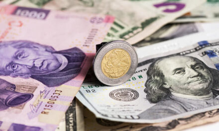 Cae peso ante dólar tras anuncio de aranceles de Trump