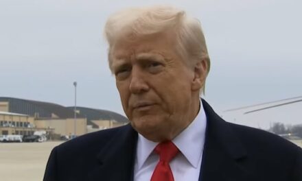 Impone Trump aranceles del 10% a la industria automotriz mexicana