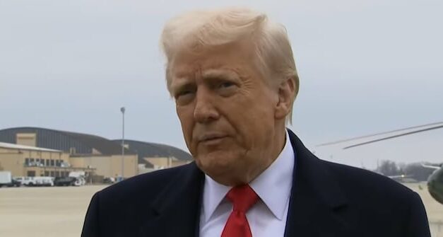 Impone Trump aranceles del 10% a la industria automotriz mexicana