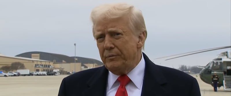 Impone Trump aranceles del 10% a la industria automotriz mexicana