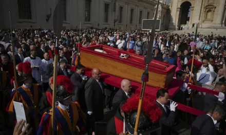 Miles de personas despiden al Papa Francisco en la Basílica de San Pedro