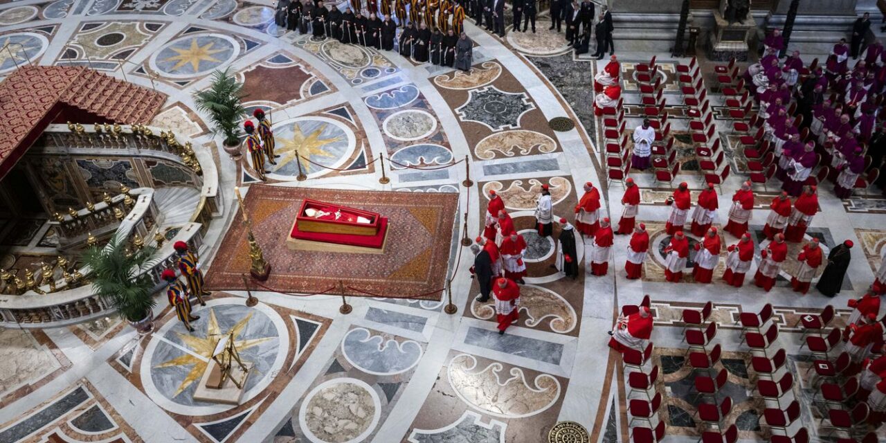 Más de 250 mil personas despidieron al Papa en la Basílica de San Pedro