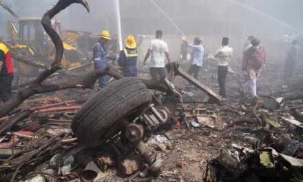 Reportan un sobreviviente tras accidente de avión de Air India