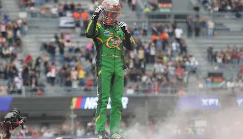 Daniel Suárez gana la NASCAR Xfinity Series con una épica remontada
