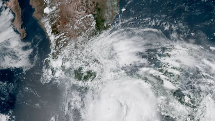 ‘Erick’ se degrada y podría convertirse en tormenta tropical