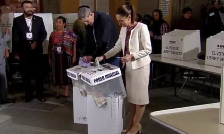 Emite Sheinbaum su voto en la primera elección judicial