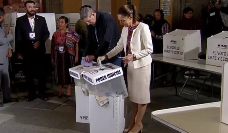 Emite Sheinbaum su voto en la primera elección judicial