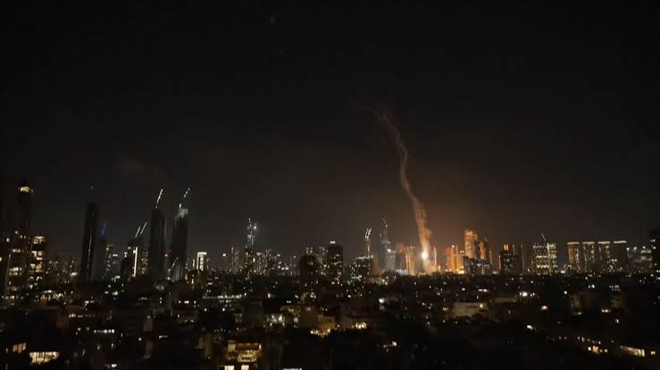 Irán responde y lanza cientos de misiles contra Israel