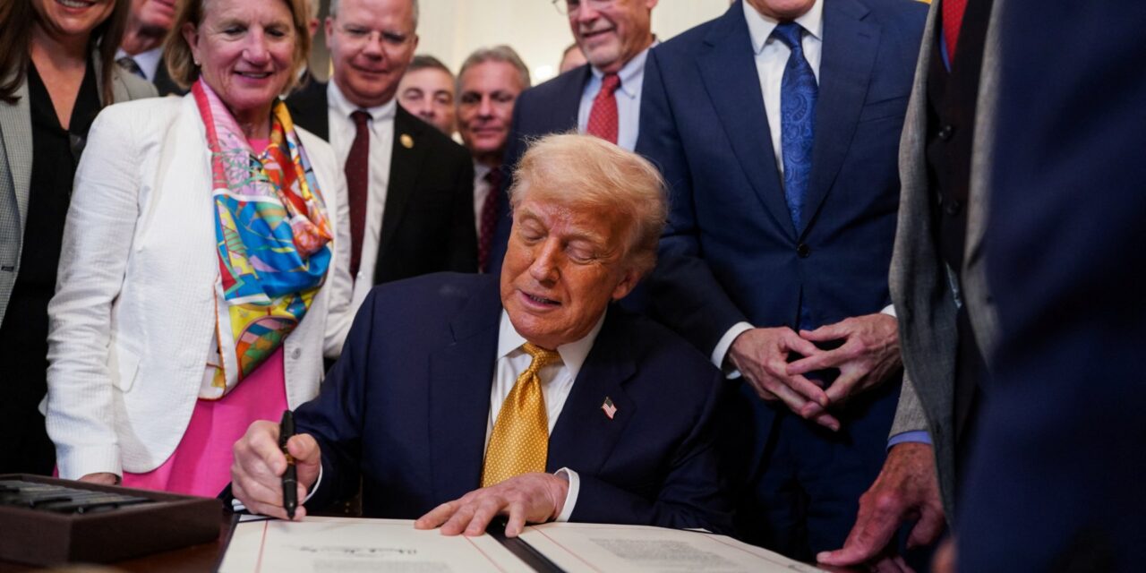 Cárteles del narco tienen “petrificadas” a autoridades mexicanas, dice Trump durante firma de ley contra el fentanilo