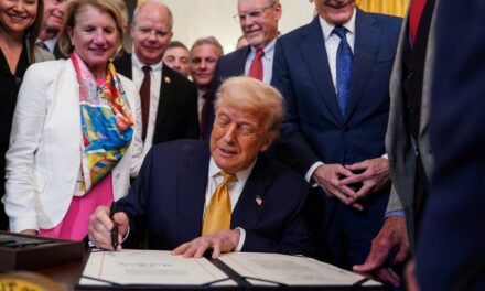 Cárteles del narco tienen “petrificadas” a autoridades mexicanas, dice Trump durante firma de ley contra el fentanilo