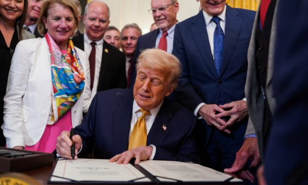 Cárteles del narco tienen “petrificadas” a autoridades mexicanas, dice Trump durante firma de ley contra el fentanilo