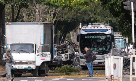 Derriban helicóptero militar y detonan carro bomba en Colombia