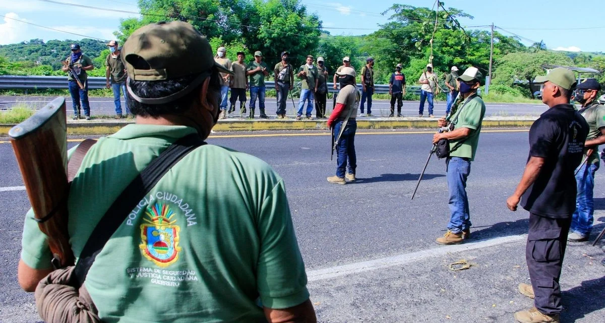 Indígenas mixtecas del municipio de Ayutlase levantan en armas