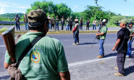 Indígenas mixtecas del municipio de Ayutlase levantan en armas
