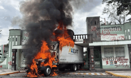 Encapuchados que participaban en mitin por Caso Ayotzinapa incendian camión en entrada del Campo Militar No. 1