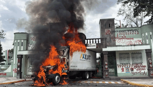 Encapuchados que participaban en mitin por Caso Ayotzinapa incendian camión en entrada del Campo Militar No. 1