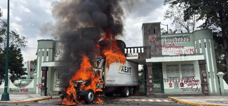 Encapuchados que participaban en mitin por Caso Ayotzinapa incendian camión en entrada del Campo Militar No. 1