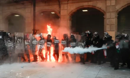Agreden encapuchados a policías durante manifestación por el 2 de octubre
