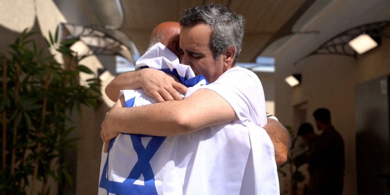Libera Israel a mil 968 presos palestinos a cambio de 20 rehenes israelíes
