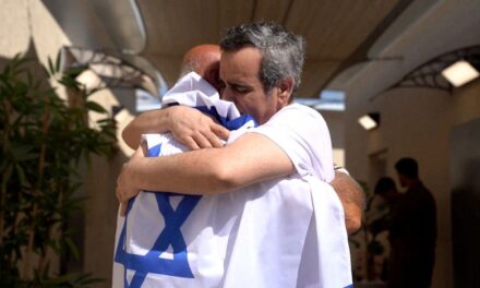 Libera Israel a mil 968 presos palestinos a cambio de 20 rehenes israelíes