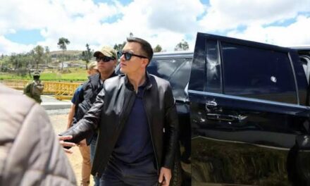 Atacan convoy donde viajaba el presidente de Ecuador; sale ileso