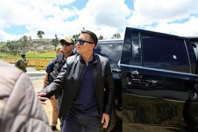 Atacan convoy donde viajaba el presidente de Ecuador; sale ileso