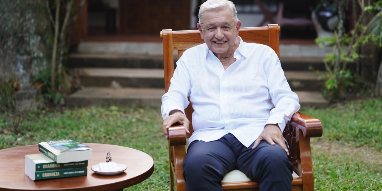 Reaparece el expresidente López Obrador para presentar su libro “Grandeza”