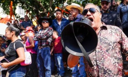 Irrumpen en Palacio de Gobierno de Michoacán en marcha para exigir justicia por asesinato de Carlos Manzo